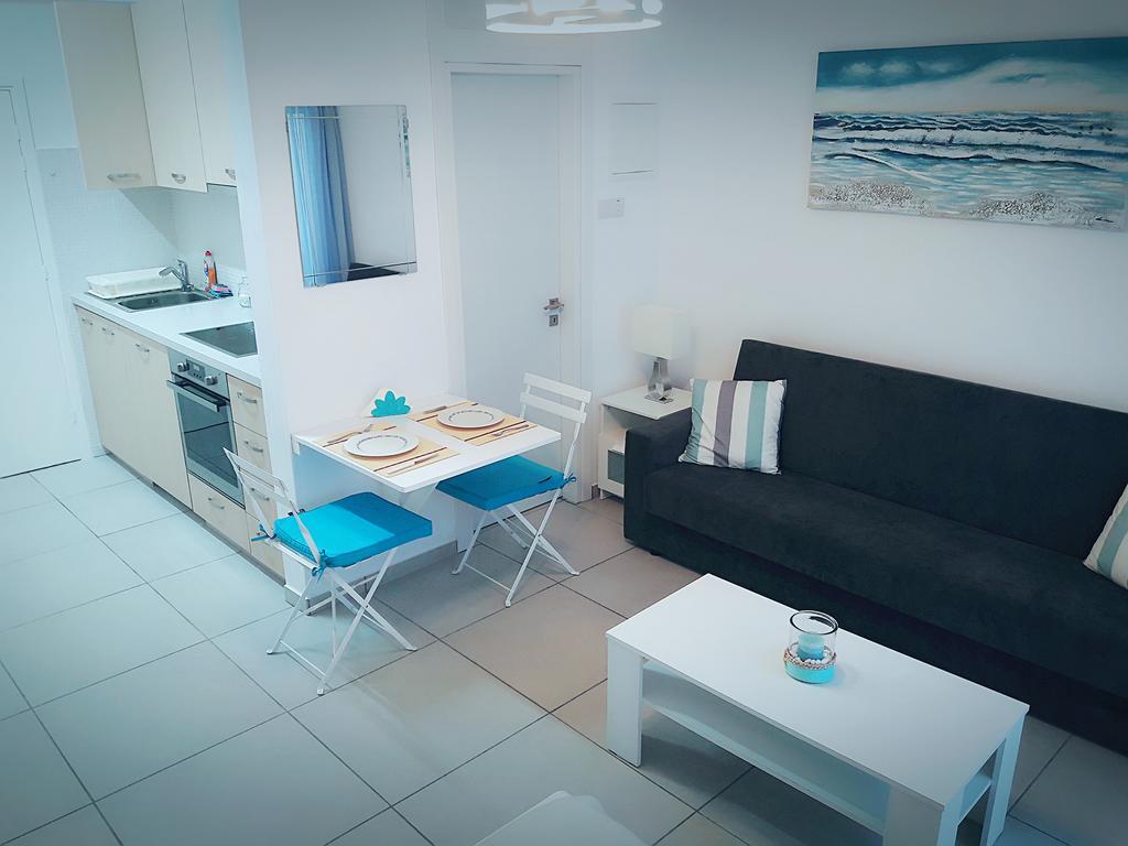 Billis Beach Apartment Limasol Buitenkant foto